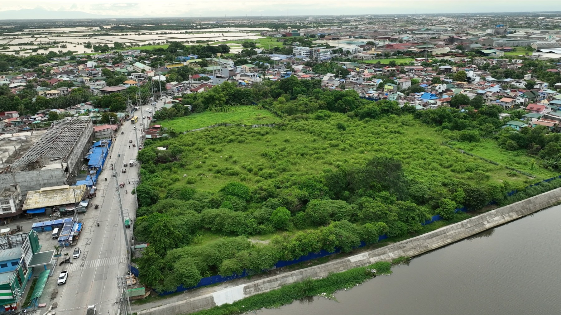 Frontage, site interior and river-side setting